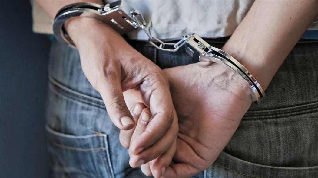 Κρήτη: Από την τήρηση του νόμου στην επιβολή της παρανομίας – Συνελήφθη αστυνομικός που μετέφερε λαθραία τσιγάρα